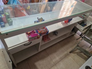 Mostrador expositor cristal y madera.