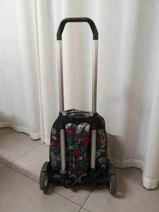 Mochila con ruedas y estampado