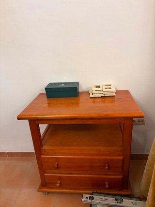 Mesa comedor madera con cristal, y 6 sillas.