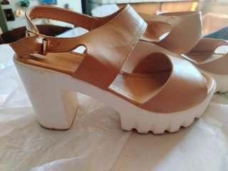 Sandali con tacco alto beige e bianchi