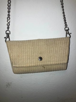 Bolso de niña beige con cadena