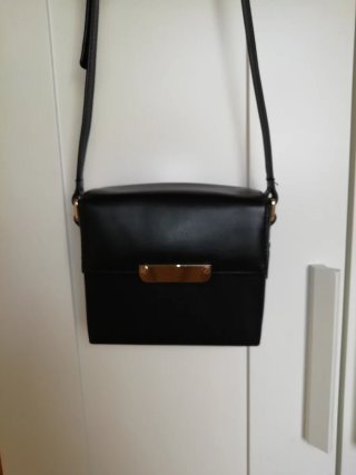Bolso cubo piel And Other Stories negro