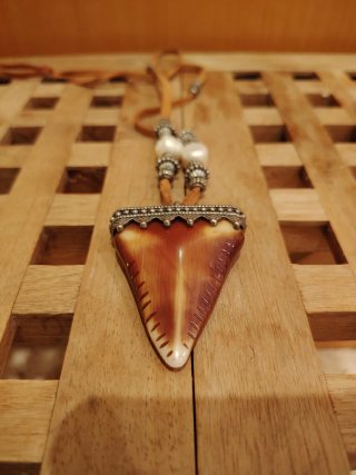 Collar Diente de Tiburón plateado con Perlas