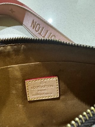 Bolso Louis Vuitton Pochette con bandolera rosa