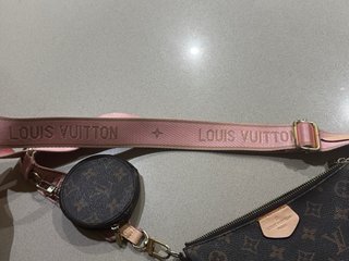 Bolso Louis Vuitton Pochette con bandolera rosa