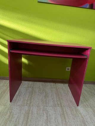Escritorio rosa con bandeja extraíble