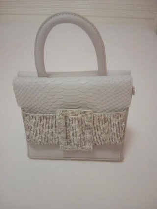 Bolso blanco con pedrería
