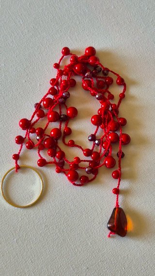 Collana artigianale fatta a mano con perle rosse