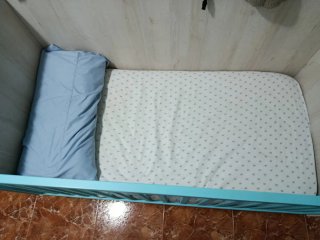 Cuna convertible en dormitorio juvenil