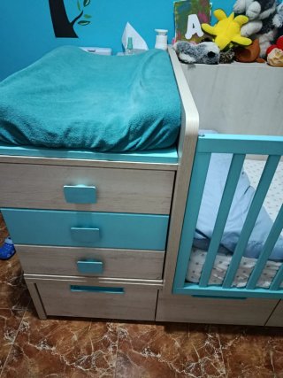 Cuna convertible en dormitorio juvenil