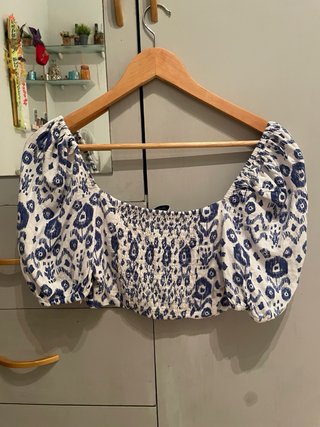 Crop top Zara estampado azul y blanco