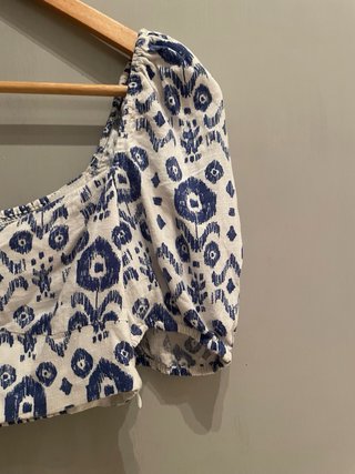 Crop top Zara estampado azul y blanco