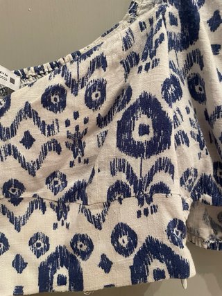 Crop top Zara estampado azul y blanco