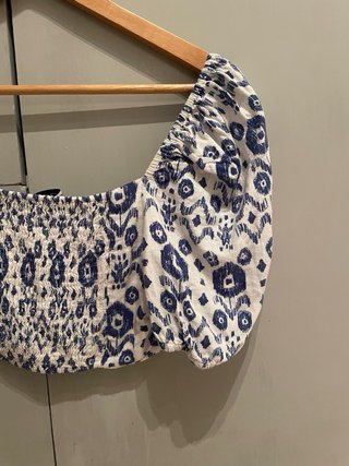 Crop top Zara estampado azul y blanco
