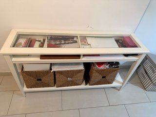 Mesa recibidor cristal y mimbre