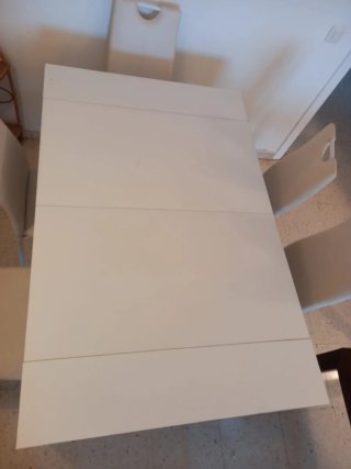 Mesa extensible blanca madera, incluye sillas