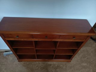 Cómoda de madera de cerezo con cajones