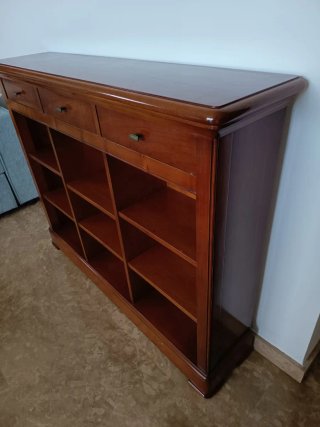 Cómoda de madera de cerezo con cajones