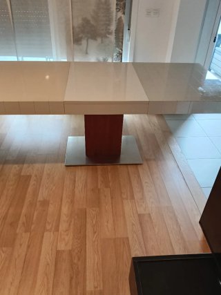 Mesa de comedor moderna beige y madera