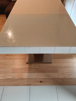 Mesa de comedor moderna beige y madera