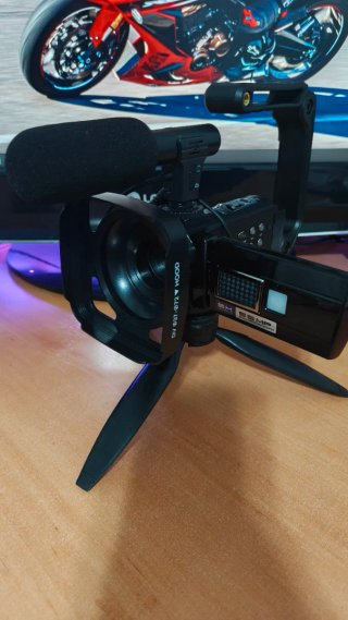 Videocámara Negra con Micrófono y Trípode