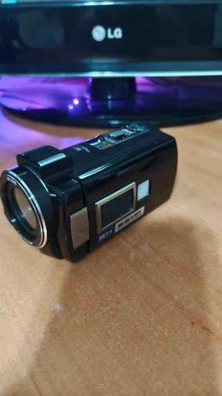 Videocámara Negra con Micrófono y Trípode