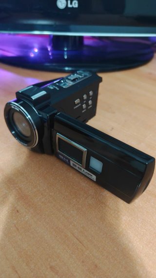 Videocámara Negra con Micrófono y Trípode