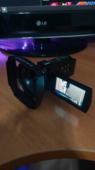Videocámara Negra con Micrófono y Trípode