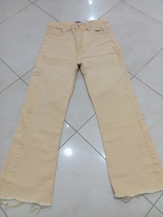 Jeans Bershka a zampa beige orlo sfilacciato
