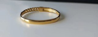 Pulsera dorada con detalles de circonitas