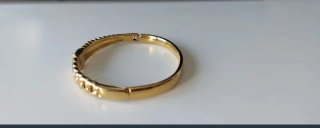 Pulsera dorada con detalles de circonitas