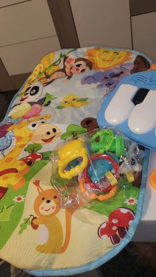 Parque infantil para bebés con piano