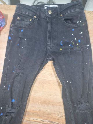 Pantalón vaquero negro skinny con manchas