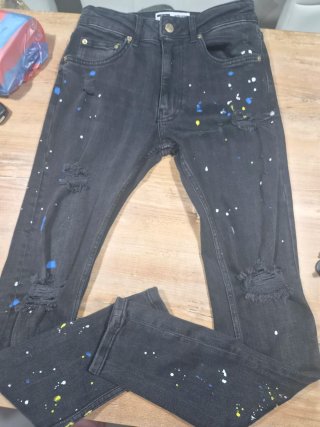 Pantalón vaquero negro skinny con manchas