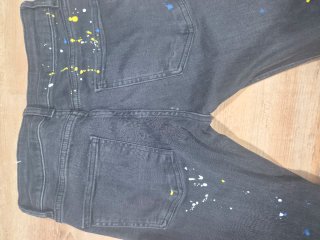 Pantalón vaquero negro skinny con manchas