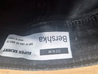 Pantalón vaquero negro skinny con manchas
