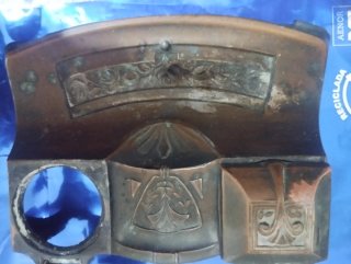 Escribanía antigua de metal