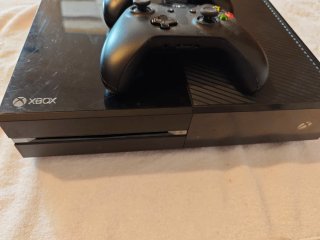 Xbox One + 2 Mandos