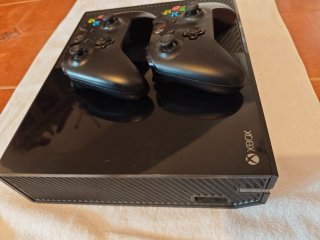 Xbox One + 2 Mandos