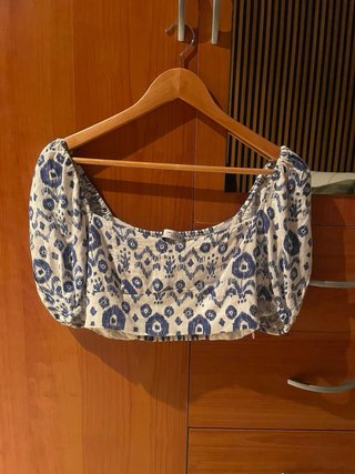 Top Zara estampado azul y blanco