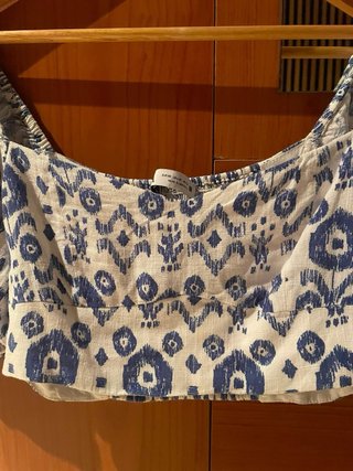 Top Zara estampado azul y blanco