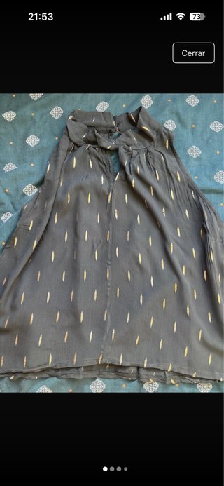 Blusa negra con detalles dorados