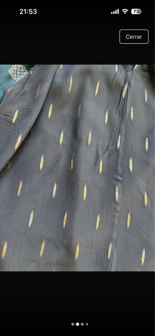 Blusa negra con detalles dorados