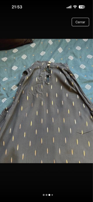 Blusa negra con detalles dorados