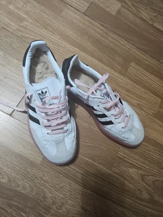 Zapatillas Adidas Blancas y Rosas