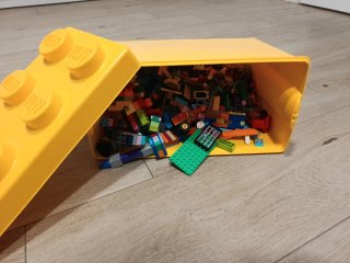 Caja Lego amarilla
