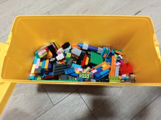 Caja Lego amarilla