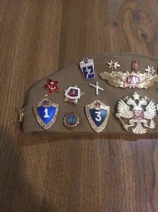 Gorra militar con insignias