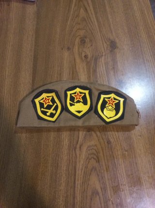 Gorra militar con insignias