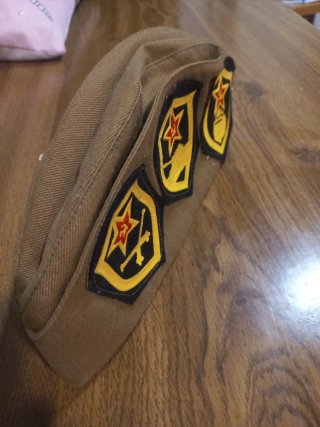 Gorra militar con insignias